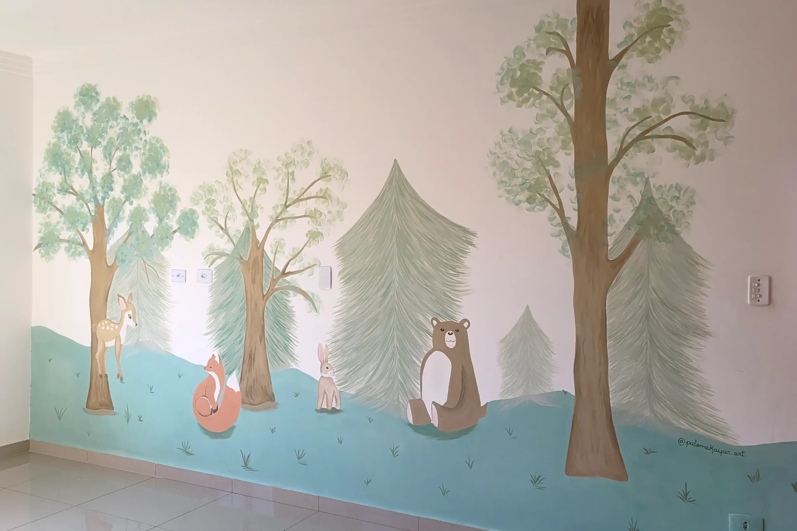 Pintura artística em parede de quarto infantil feito por Paloma Kaiper